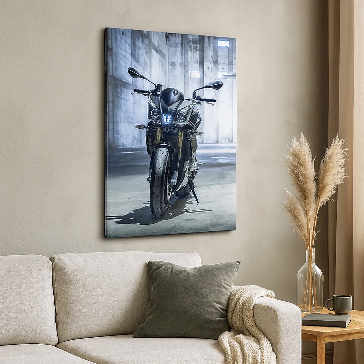 Obraz na płótnie - Motocykl sportowy w dynamicznej scenerii industrialnej - 50x70cm - Zanim zawyje silnik - Nowoczesna dekoracja ścienna do salonu, kuchni i sypialni ARTTOR
