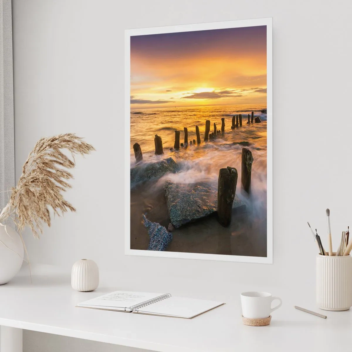 Plakat - Zachód słońca nad morzem z drewnianymi paliami na plaży - 50x70cm - Surowe piękno Bałtyku - Nowoczesna dekoracja ścienna do salonu, kuchni i sypialni ARTTOR