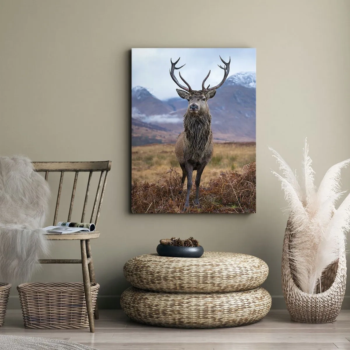 Obraz na płótnie - Dumny jeleń stojący na łące z górskim tłem - 80x120cm - Na własnej ziemi - Nowoczesna dekoracja ścienna do salonu i sypialni ARTTOR