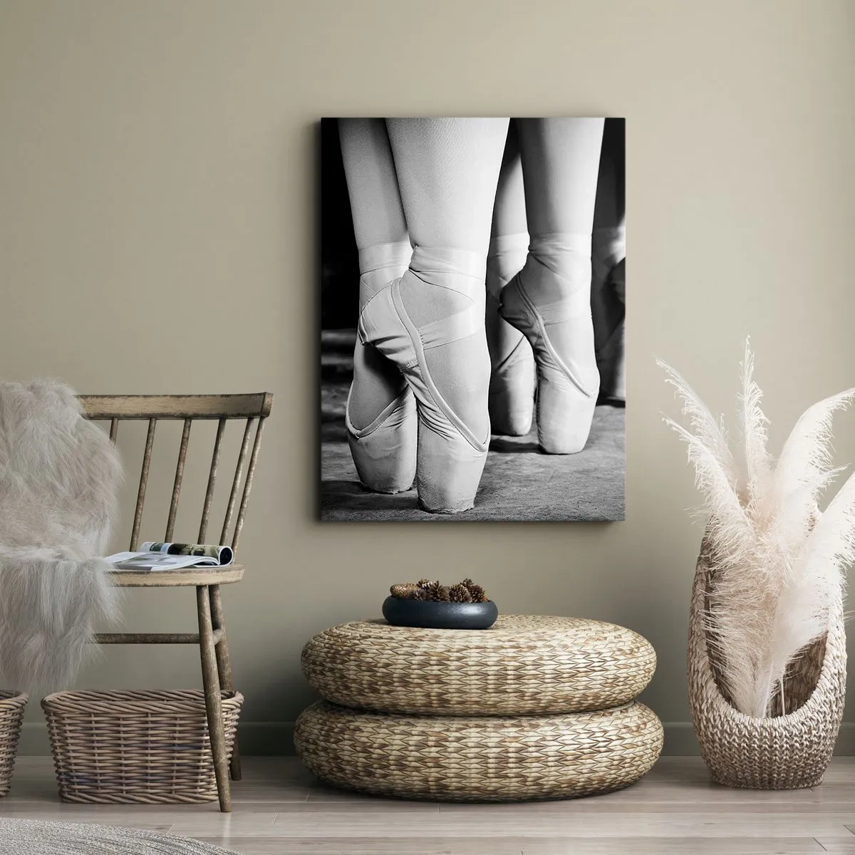Obraz na płótnie - Czarno-białe ujęcie baletnic w pointach na scenie - 50x70cm - Razem, lekko - Nowoczesna dekoracja ścienna do salonu, kuchni i sypialni ARTTOR