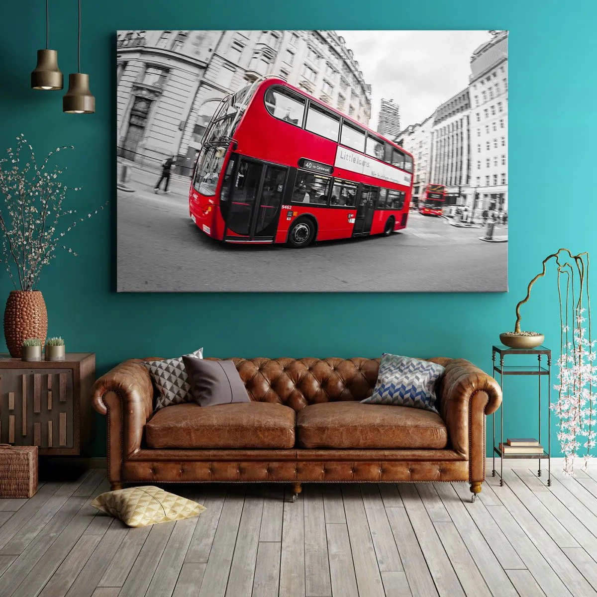 Obraz na płótnie - Czerwony londyński autobus na tle czarno-białej ulicy - 70x50cm - Londyn tradycyjnie - by bus - Nowoczesna dekoracja ścienna do salonu i sypialni ARTTOR