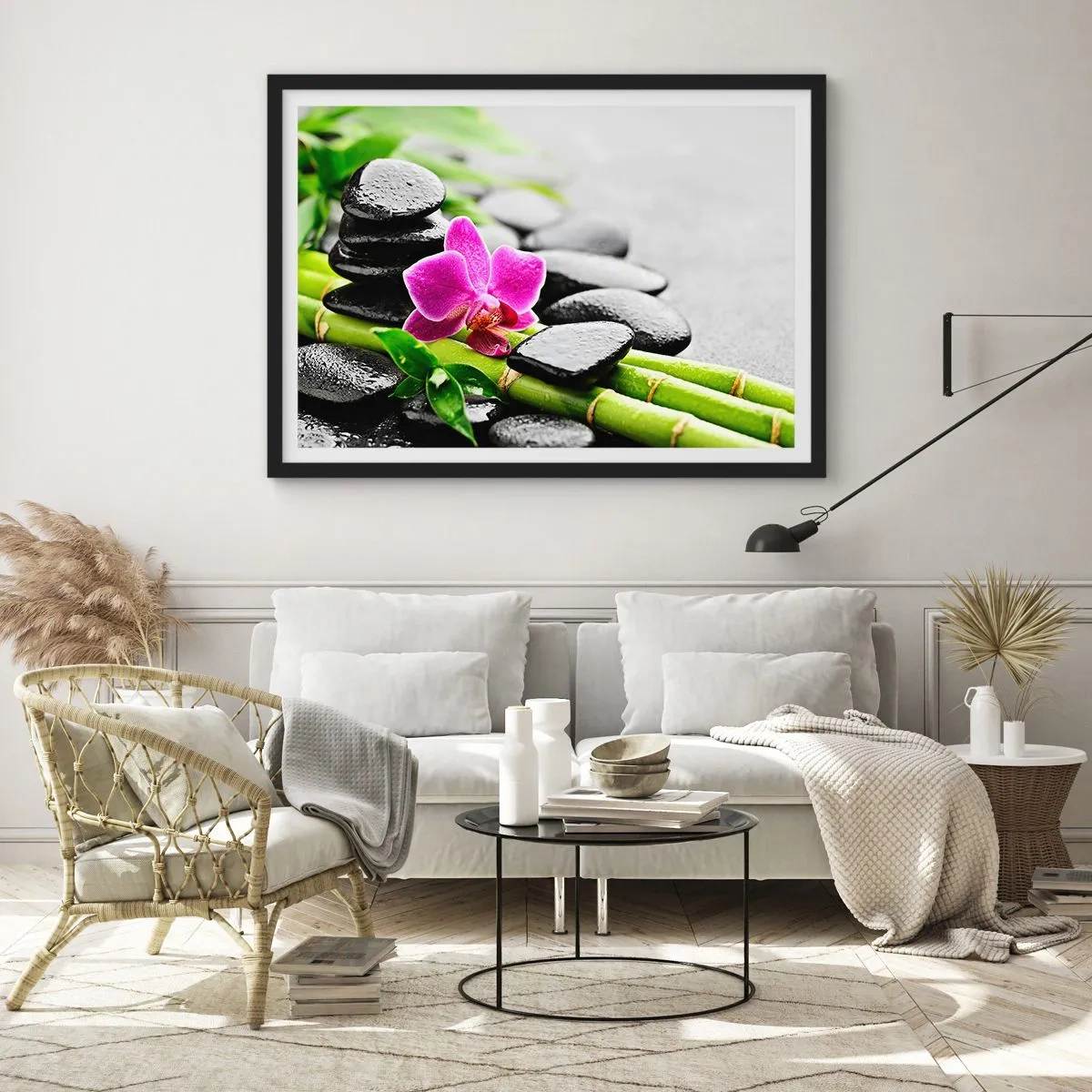 Plakat w czarnej ramie - Fioletowa orchidea, czarne kamienie i bambus w spokojnej kompozycji - 70x50cm - W spokojnej równowadze - Nowoczesna dekoracja ścienna do salonu i sypialni ARTTOR