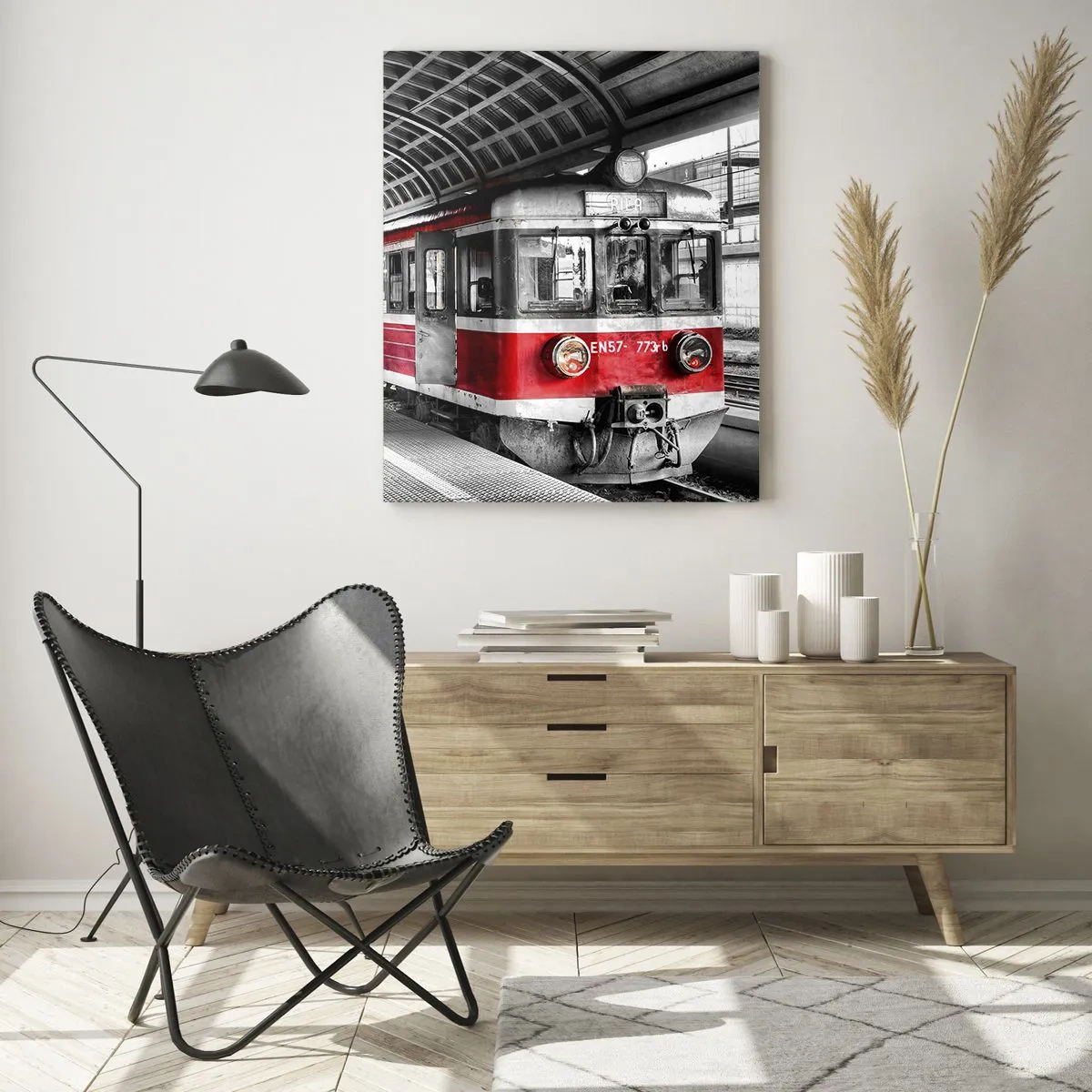 Obraz na szkle - Czerwony pociąg na stacji pod zadaszeniem - 50x70cm - Może to podróż życia? - Nowoczesna dekoracja ścienna do salonu, kuchni i sypialni ARTTOR