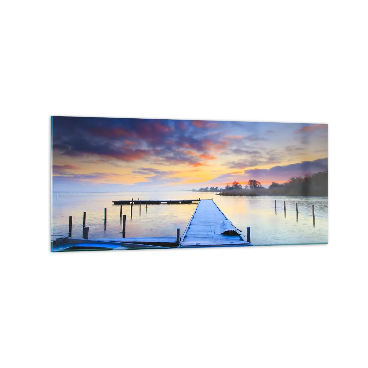 Obraz na szkle - Pomost nad jeziorem o zachodzie słońca z łodzią przy brzegu - 120x50cm - Fioletowo-złoty spokój - Nowoczesna dekoracja ścienna do salonu i sypialni ARTTOR