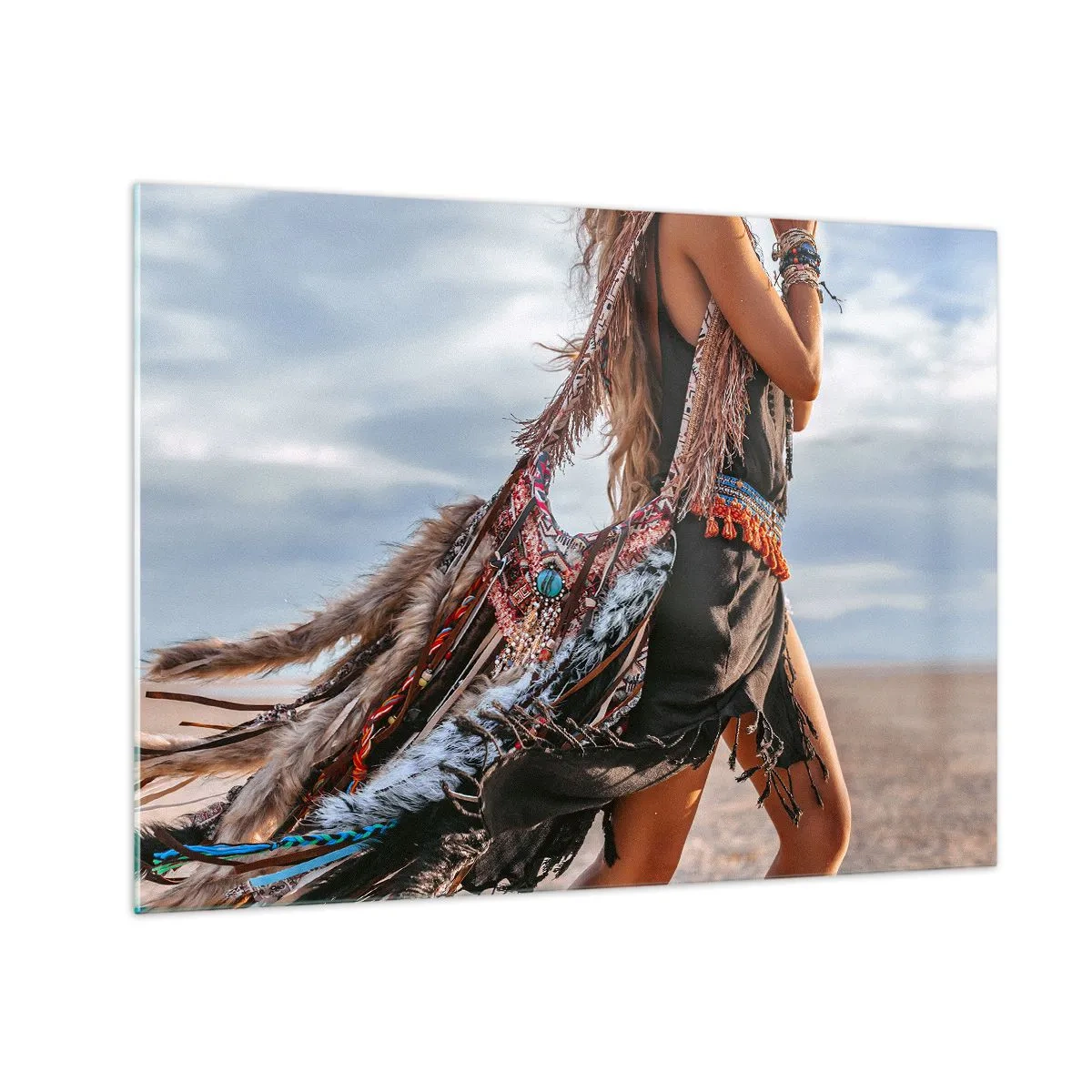 Obraz na szkle - Kobieta w stylu boho z piórami i ozdobami na tle pustyni - 70x50cm - Dziewczyna szamana - Nowoczesna dekoracja ścienna do salonu i sypialni ARTTOR