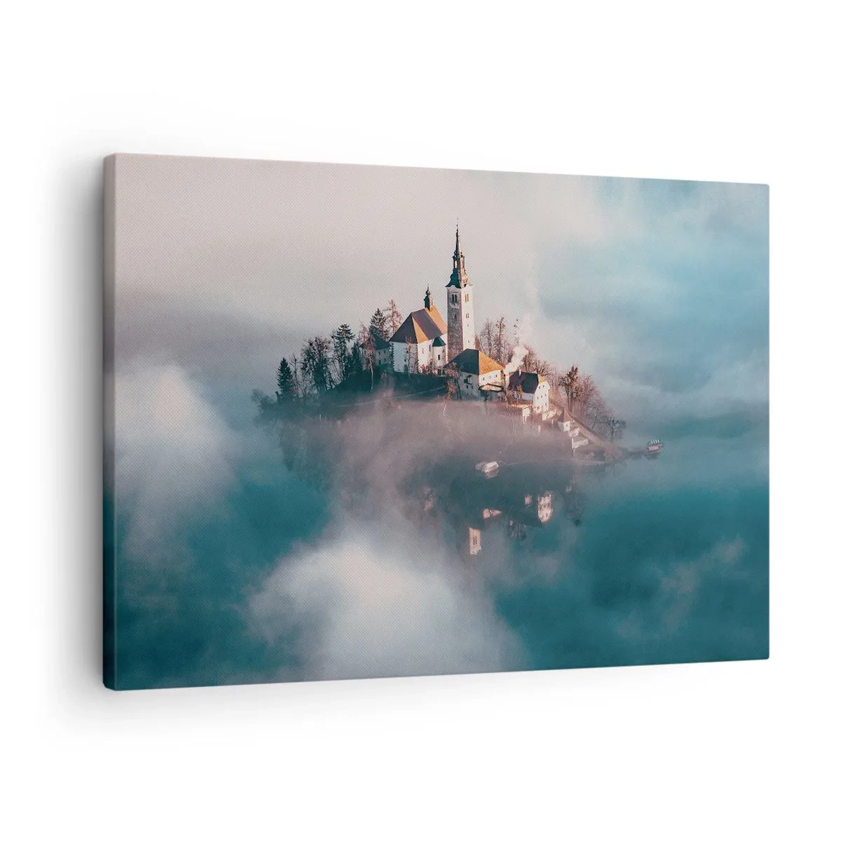 Obraz na płótnie - Malownicza wyspa z kościołem w otoczeniu mgły - 70x50cm - Wyspa marzeń - Nowoczesna dekoracja ścienna do salonu i sypialni ARTTOR