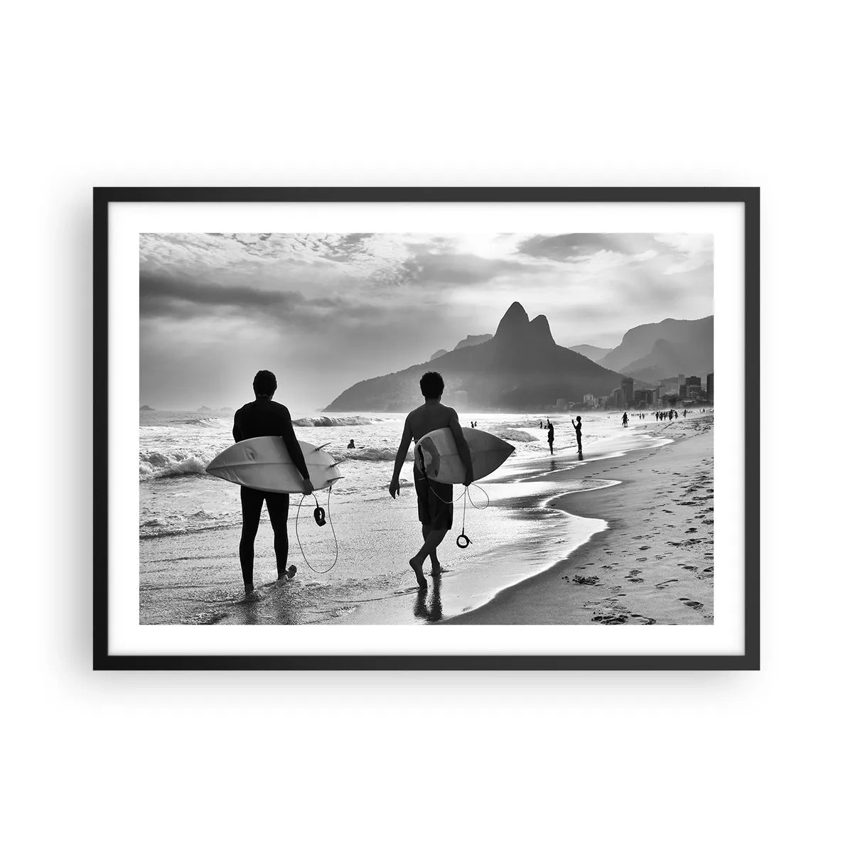 Plakat w czarnej ramie - Dwóch surferów idących po plaży z deskami w czarno-białej tonacji - 70x50cm - Samba na jedną falę - Nowoczesna dekoracja ścienna do salonu i sypialni ARTTOR