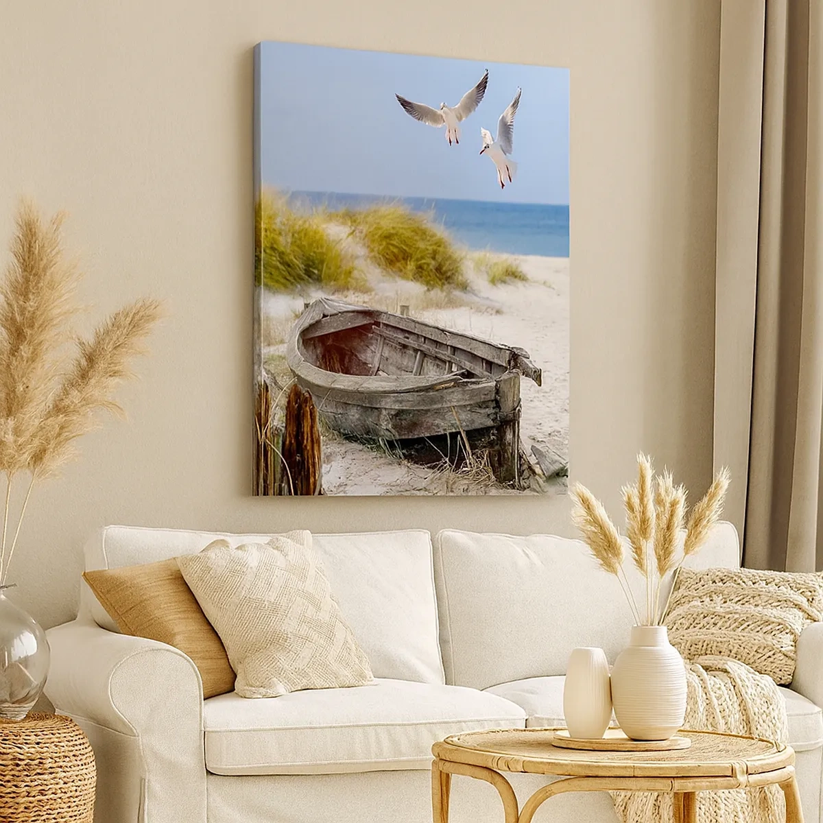 Obraz na płótnie - Stara drewniana łódź na piaszczystej plaży z latającymi mewami - 50x70cm - Skąpane wiatrem - Nowoczesna dekoracja ścienna do salonu, kuchni i sypialni ARTTOR