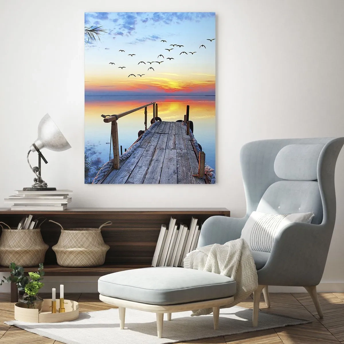 Obraz na szkle - Drewniany pomost nad jeziorem o zachodzie słońca z lecącym kluczem ptaków - 50x70cm - Pora wracać… - Nowoczesna dekoracja ścienna do salonu, kuchni i sypialni ARTTOR