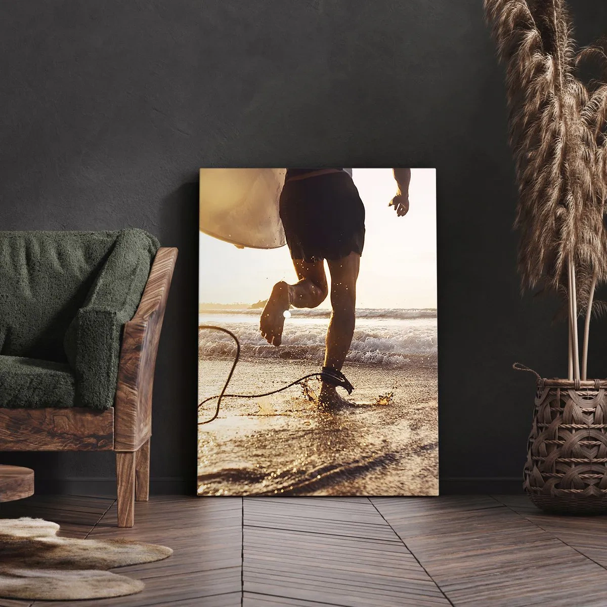 Obraz na płótnie - Surfer biegnący po plaży z deską w blasku słońca - 70x100cm - Na spotkanie fali - Nowoczesna dekoracja ścienna do salonu i sypialni ARTTOR