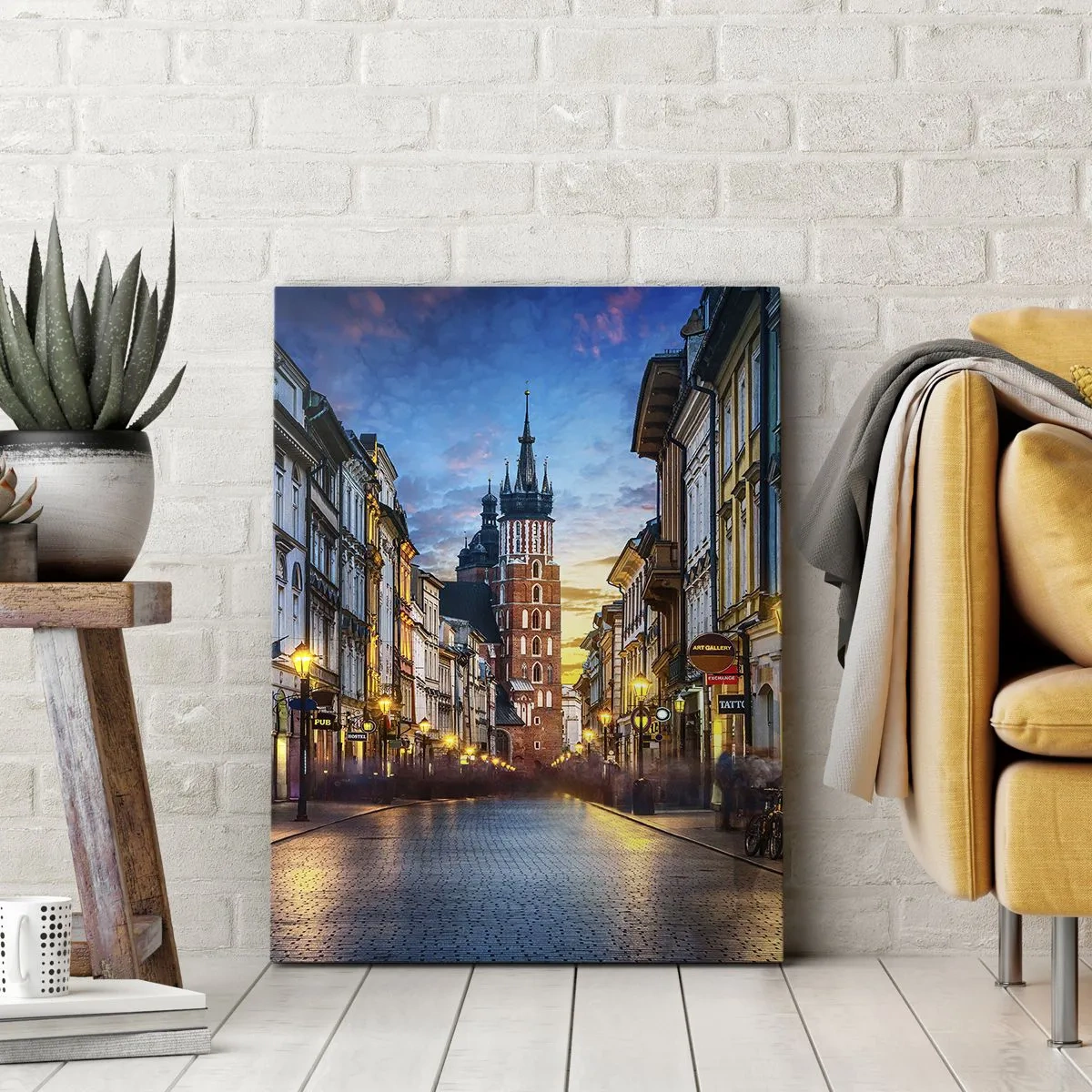 Obraz na płótnie - Ulica Floriańska w Krakowie z widokiem na Kościół Mariacki o zmierzchu - 50x70cm - Krakowski czar - Nowoczesna dekoracja ścienna do salonu, kuchni i sypialni ARTTOR