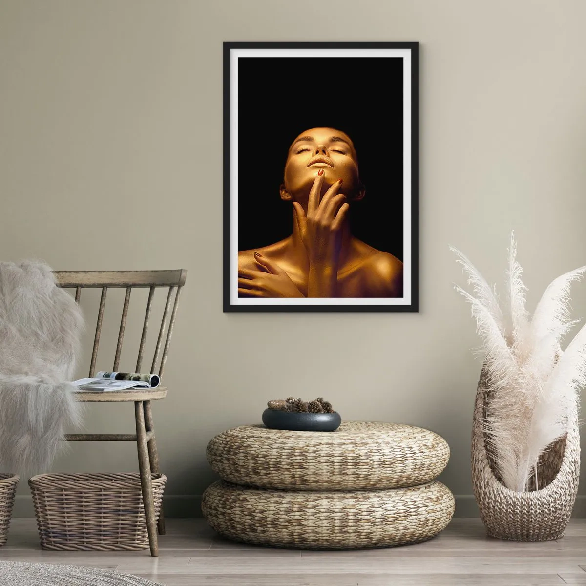 Plakat w czarnej ramie - Złota postać na czarnym tle w eleganckiej pozie - 50x70cm - Jak złoty jedwab - Nowoczesna dekoracja ścienna do salonu i sypialni ARTTOR