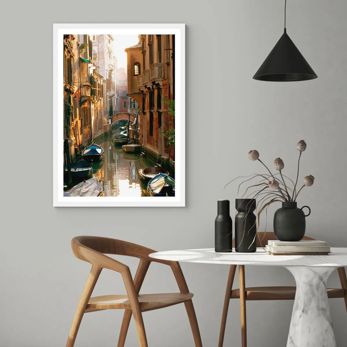 Plakat w białej ramie - W weneckim zaułku - 70x100 cm