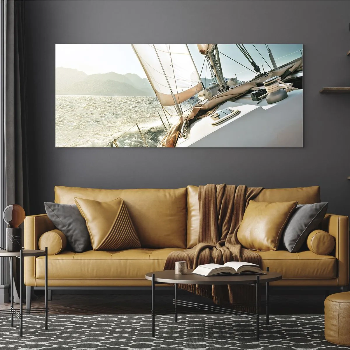 Obraz na szkle - Jacht na otwartym morzu z widokiem na góry - 120x50cm - Pod pełnymi żaglami - Nowoczesna dekoracja ścienna do salonu i sypialni ARTTOR