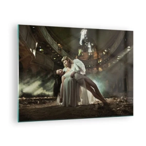 Obraz na szkle - Postać anioła trzymająca kobietę w ruinach budynku - 70x50cm - Duch starego teatru - Nowoczesna dekoracja ścienna do salonu i sypialni ARTTOR