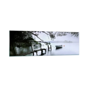 Obraz na szkle - Pomost nad wodą z łodzią w tle otoczoną mglistym krajobrazem - 160x50cm - Już odpoczywasz - Nowoczesna dekoracja ścienna do salonu i sypialni ARTTOR