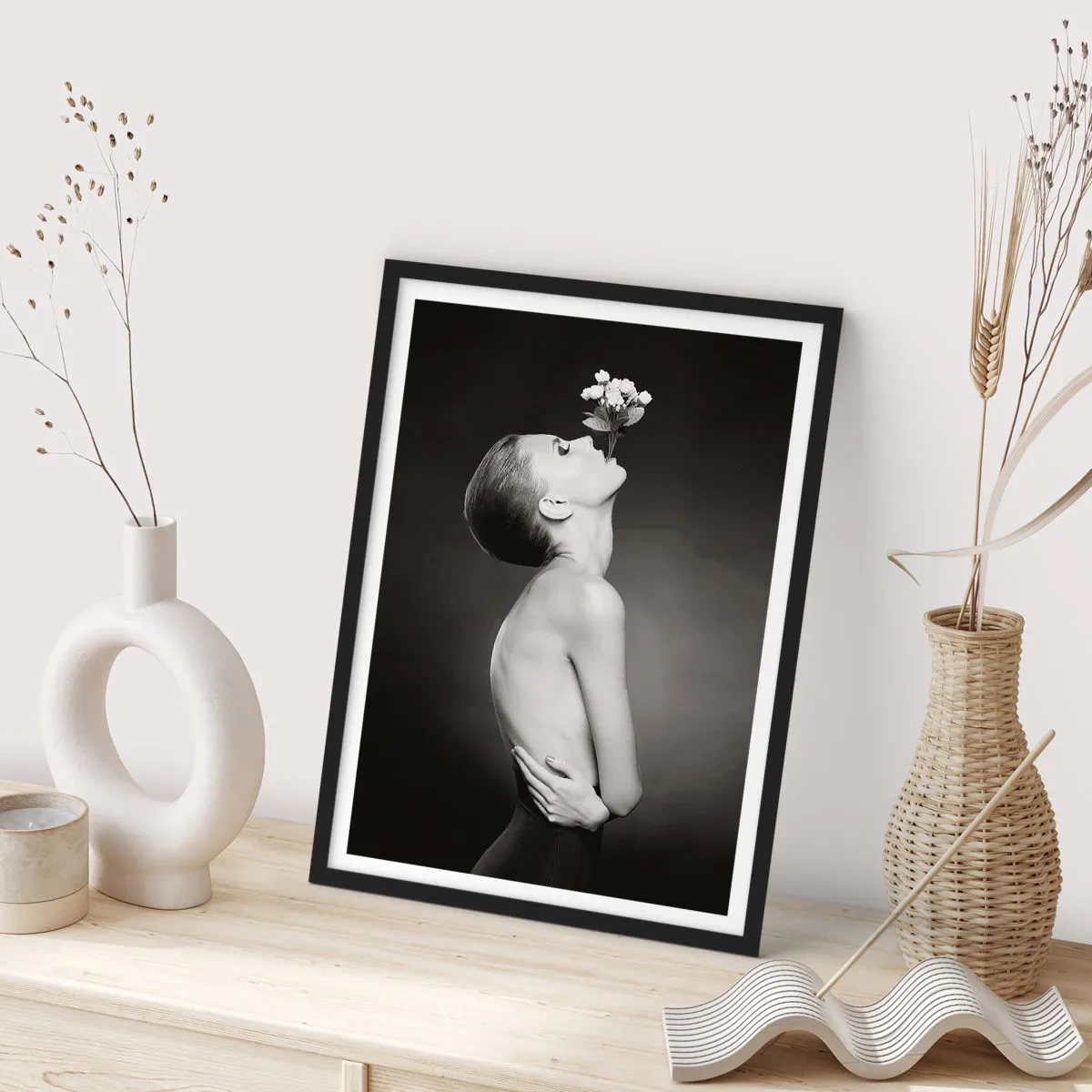 Plakat w czarnej ramie - Czarno-biały portret kobiety z kwiatami - 50x70cm - Ekscentryczna elegancja - Nowoczesna dekoracja ścienna do salonu i sypialni ARTTOR