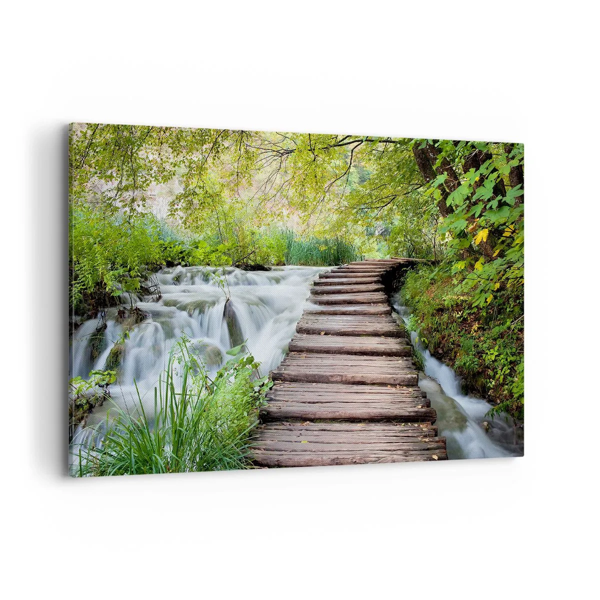 Obraz na płótnie - Drewniany pomost nad wodospadem otoczonym bujną zielenią lasu. - 120x80cm - Wcale nie cicha woda - Nowoczesna dekoracja ścienna do salonu, kuchni i sypialni ARTTOR