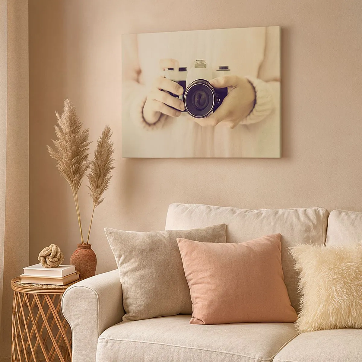 Obraz na płótnie - Retro aparat fotograficzny trzymany w dłoniach na jasnym tle - 70x50cm - By widzieć więcej… - Nowoczesna dekoracja ścienna do salonu i sypialni ARTTOR