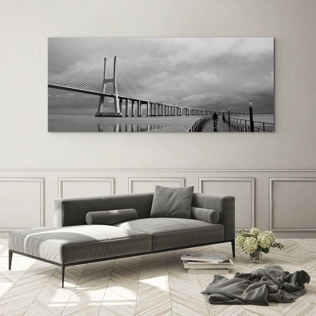 Obraz na szkle - Most wiszący nad wodą w czarno-białej tonacji - 140x50cm - Każdemu co mu się należy - Nowoczesna dekoracja ścienna do salonu i sypialni ARTTOR