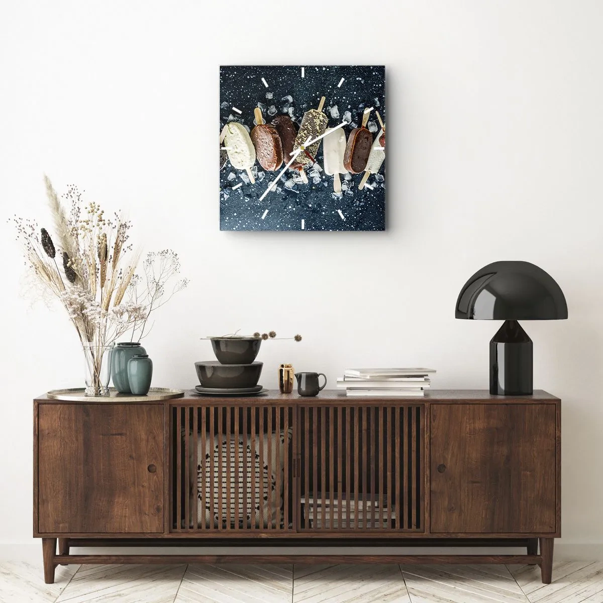 Zegar ścienny - Kolorowe lody na patyku ułożone na lodzie z ciemnym tłem - 30x30cm - Smak gorącego lata - Nowoczesna dekoracja ścienna do salonu i sypialni ARTTOR