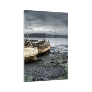 Obraz na szkle - Opuszczone łodzie na brzegu w deszczowej scenerii - 70x100cm - "Na znak spełnionych godnie trudów" - Nowoczesna dekoracja ścienna do salonu i sypialni ARTTOR