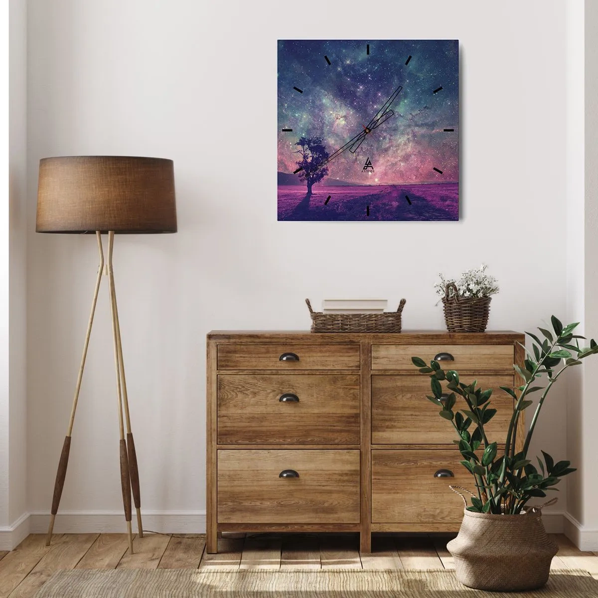 Zegar ścienny - Drzewo na tle gwiaździstego nieba w fioletowo-niebieskich barwach - 30x30cm - Pod magicznym niebem - Nowoczesna dekoracja ścienna do salonu i sypialni ARTTOR