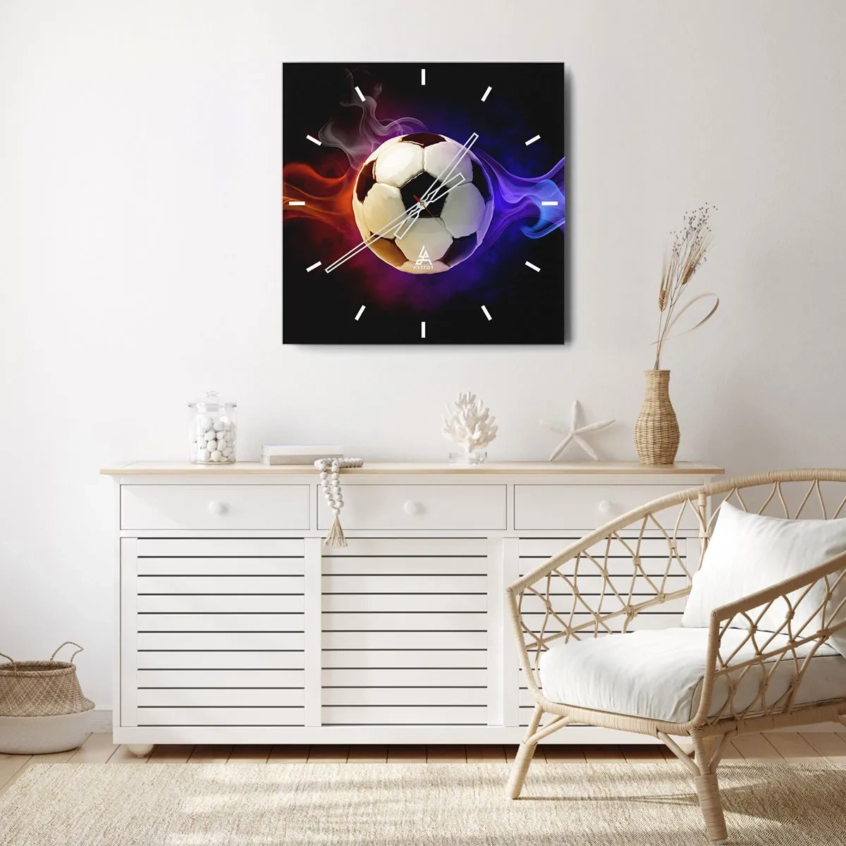 Zegar ścienny - Piłka nożna otoczona kolorowymi efektami dymu na ciemnym tle - 30x30cm - Magiczna moc gry - Nowoczesna dekoracja ścienna do salonu i sypialni ARTTOR