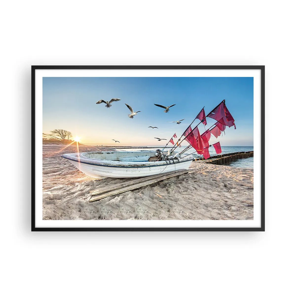 Plakat w czarnej ramie - Łódka na plaży o świcie z mewami i czerwonymi flagami - 100x70cm - Zasłużony odpoczynek - Nowoczesna dekoracja ścienna do salonu i sypialni ARTTOR