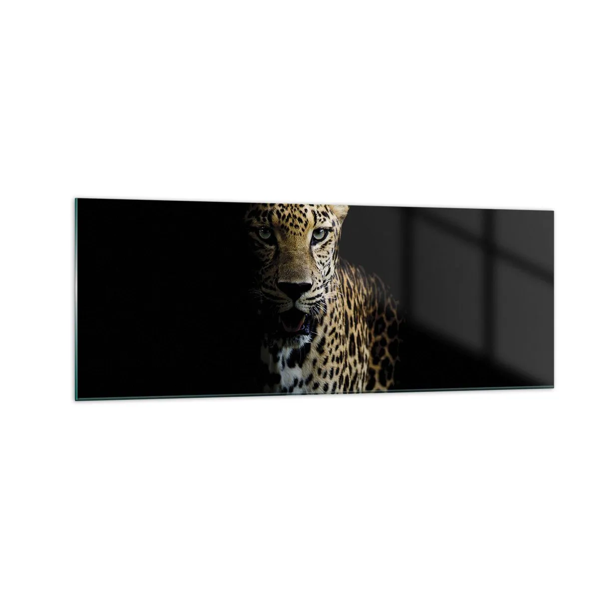 Obraz na szkle - Leopard na ciemnym tle z intensywnym spojrzeniem - 140x50cm - Mroczne piękno - Nowoczesna dekoracja ścienna do salonu i sypialni ARTTOR