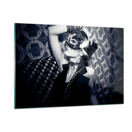 Obraz na szkle - Postać w masce na tle wzorzystej ściany w odcieniach czerni i bieli - 120x80cm - Dekoracje, ozdoby, desenie... - Nowoczesna dekoracja ścienna do salonu, kuchni i sypialni ARTTOR
