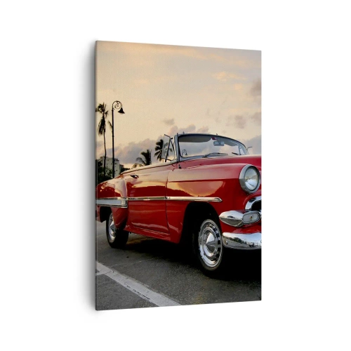 Obraz na płótnie - Czerwony klasyczny kabriolet zaparkowany przy palmach o zmierzchu - 70x100cm - Czerwony żar tropików - Nowoczesna dekoracja ścienna do salonu i sypialni ARTTOR