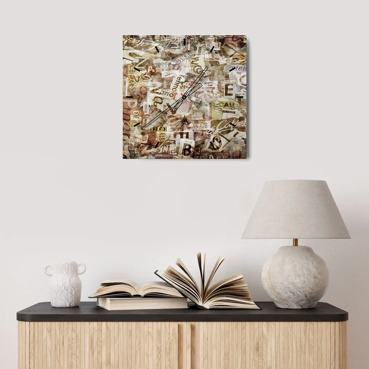 Zegar ścienny - Abstrakcyjna kompozycja z literami i wycinkami tekstu - 30x30cm - Zjednoliterzam paplomanię - Nowoczesna dekoracja ścienna do salonu i sypialni ARTTOR