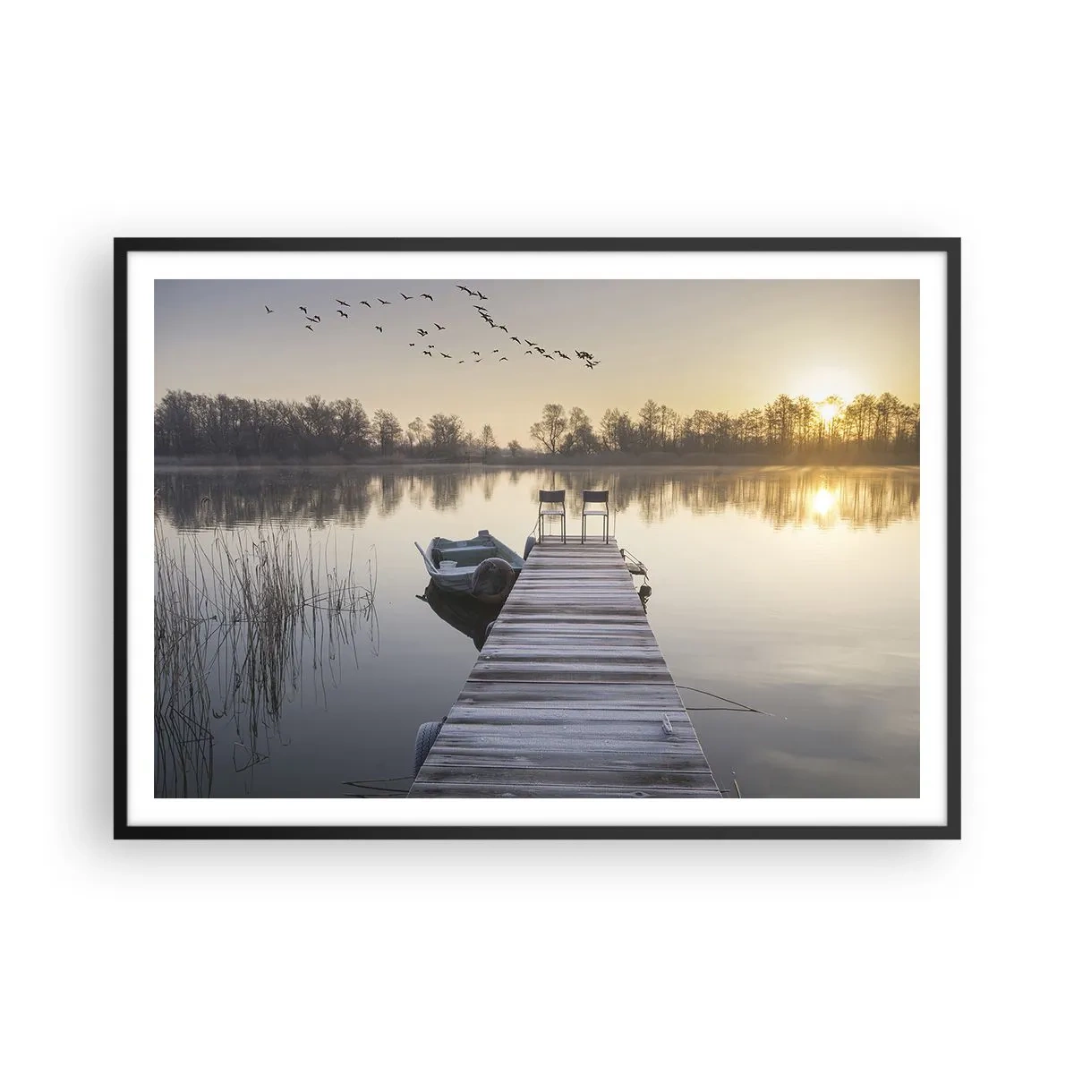 Plakat w czarnej ramie - Pomost nad jeziorem o poranku z łódką i krzesłami - 100x70cm - Wrócę za jakiś czas - Nowoczesna dekoracja ścienna do salonu i sypialni ARTTOR