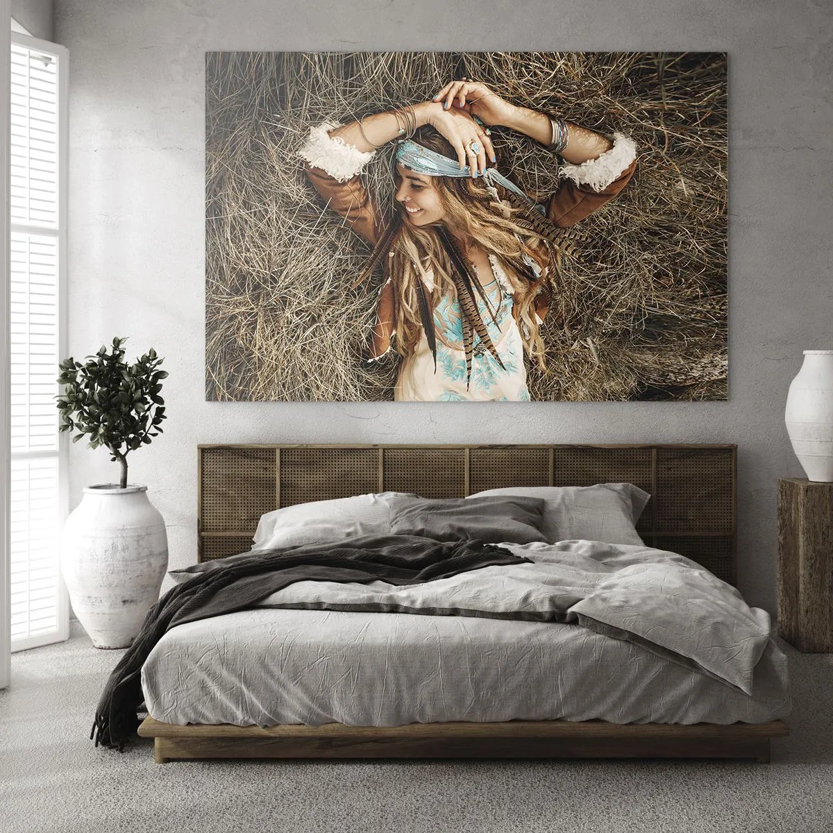 Obraz na szkle - Kobieta w stylu boho leżąca w sianie z uśmiechem - 70x50cm - W drodze do lata miłości - Nowoczesna dekoracja ścienna do salonu i sypialni ARTTOR
