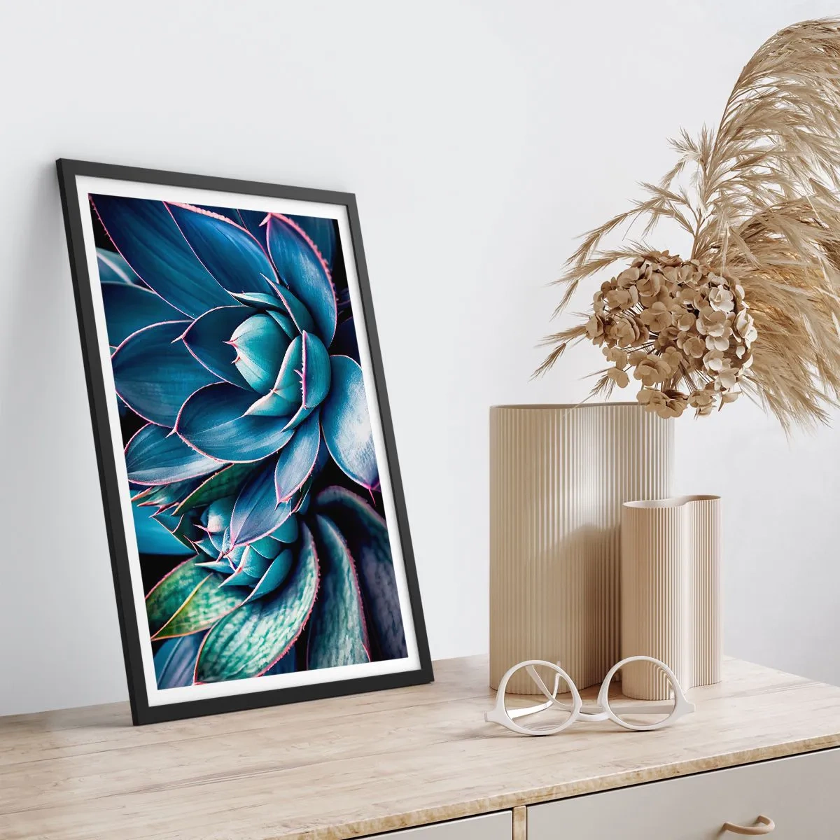 Plakat w czarnej ramie - Agawa w odcieniach niebieskiego i zieleni - 50x70cm - Witalna siła - Nowoczesna dekoracja ścienna do salonu i sypialni ARTTOR