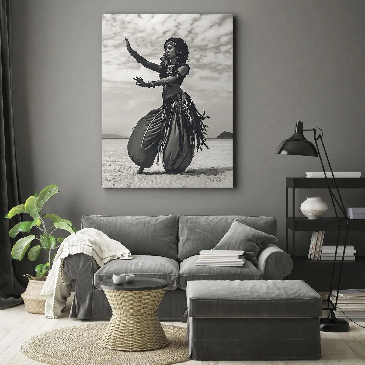 Obraz na płótnie - Egzotyczna tancerka na pustynnym tle - 70x100cm - Taniec południowych wysp - Nowoczesna dekoracja ścienna do salonu i sypialni ARTTOR