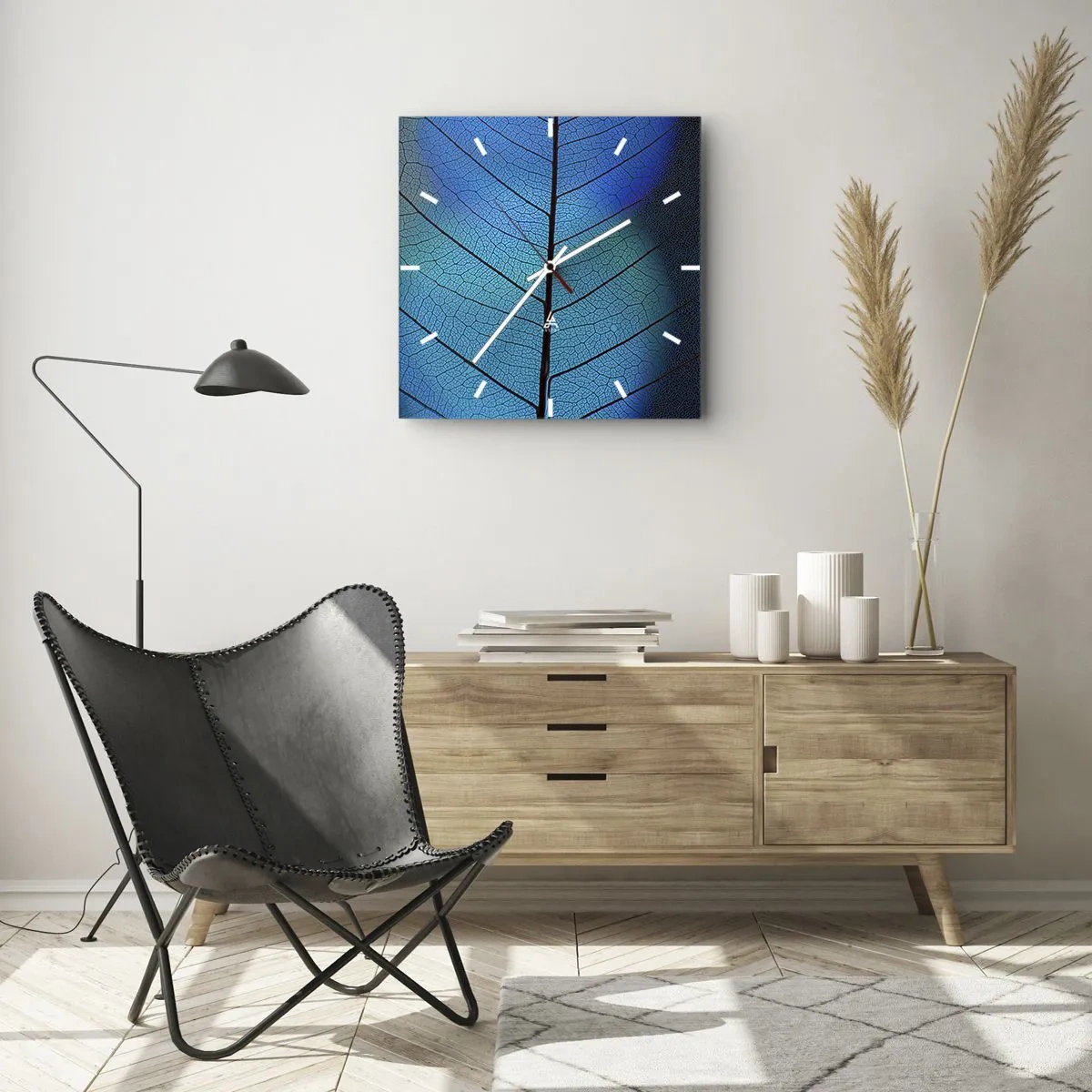 Zegar ścienny - Zbliżenie na niebieski liść z widocznym detalem żyłek - 30x30cm - Misterna budowa - Nowoczesna dekoracja ścienna do salonu i sypialni ARTTOR
