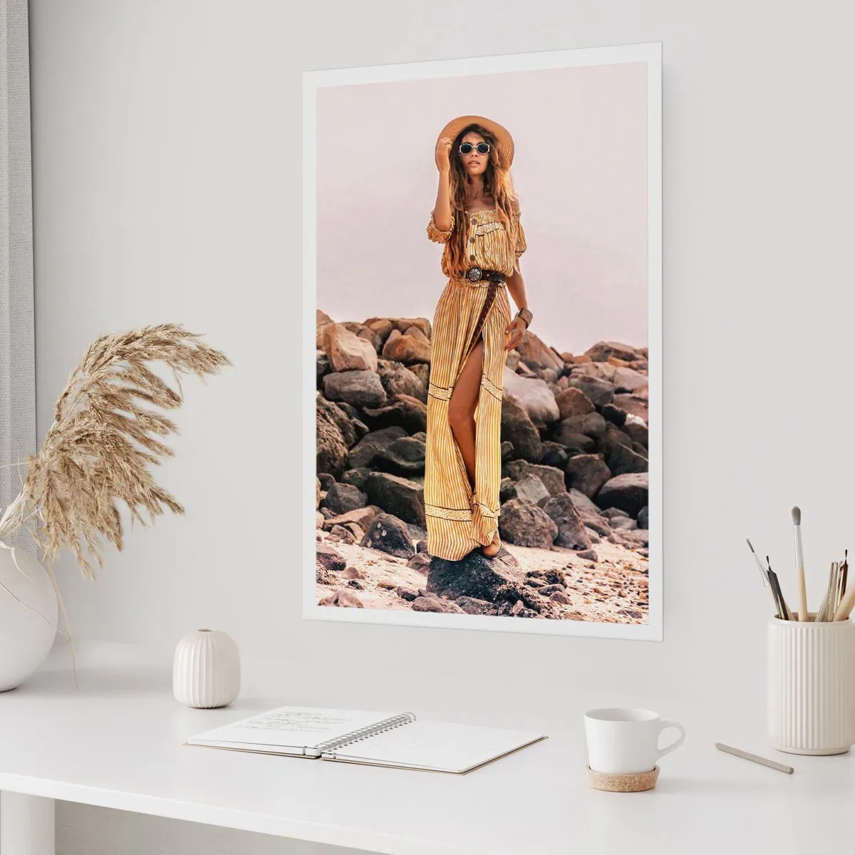 Plakat - Stylowa kobieta w boho sukience na tle skał - 50x70cm - Magia kamieni - Nowoczesna dekoracja ścienna do salonu, kuchni i sypialni ARTTOR