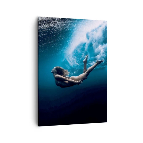 Obraz na płótnie - Kobieta nurkująca pod wodą w otoczeniu błękitnych fal - 50x70cm - Współczesna syrena - Nowoczesna dekoracja ścienna do salonu, kuchni i sypialni ARTTOR