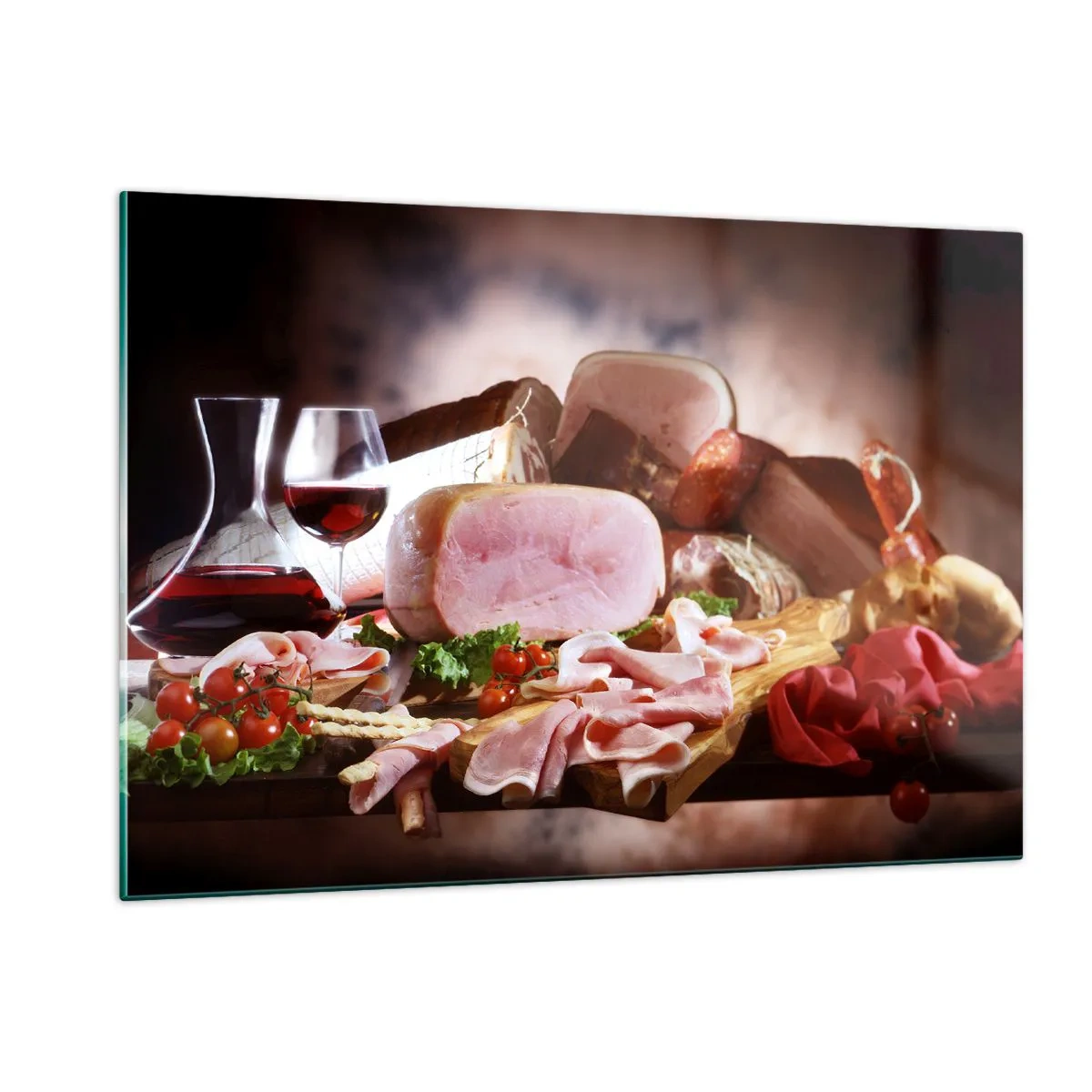 Obraz na szkle - Kuchenny stół z wędlinami, winem i świeżymi warzywami - 120x80cm - Kulinarne marzenie z karafką - Nowoczesna dekoracja ścienna do salonu, kuchni i sypialni ARTTOR