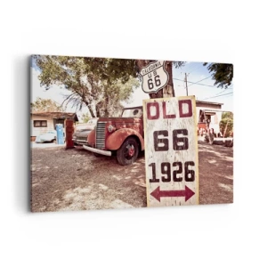 Obraz na płótnie - Retro samochód i znak Route 66 w rustykalnym otoczeniu - 100x70cm - Legenda amerykanskiej prowincji - Nowoczesna dekoracja ścienna do salonu, kuchni i sypialni ARTTOR