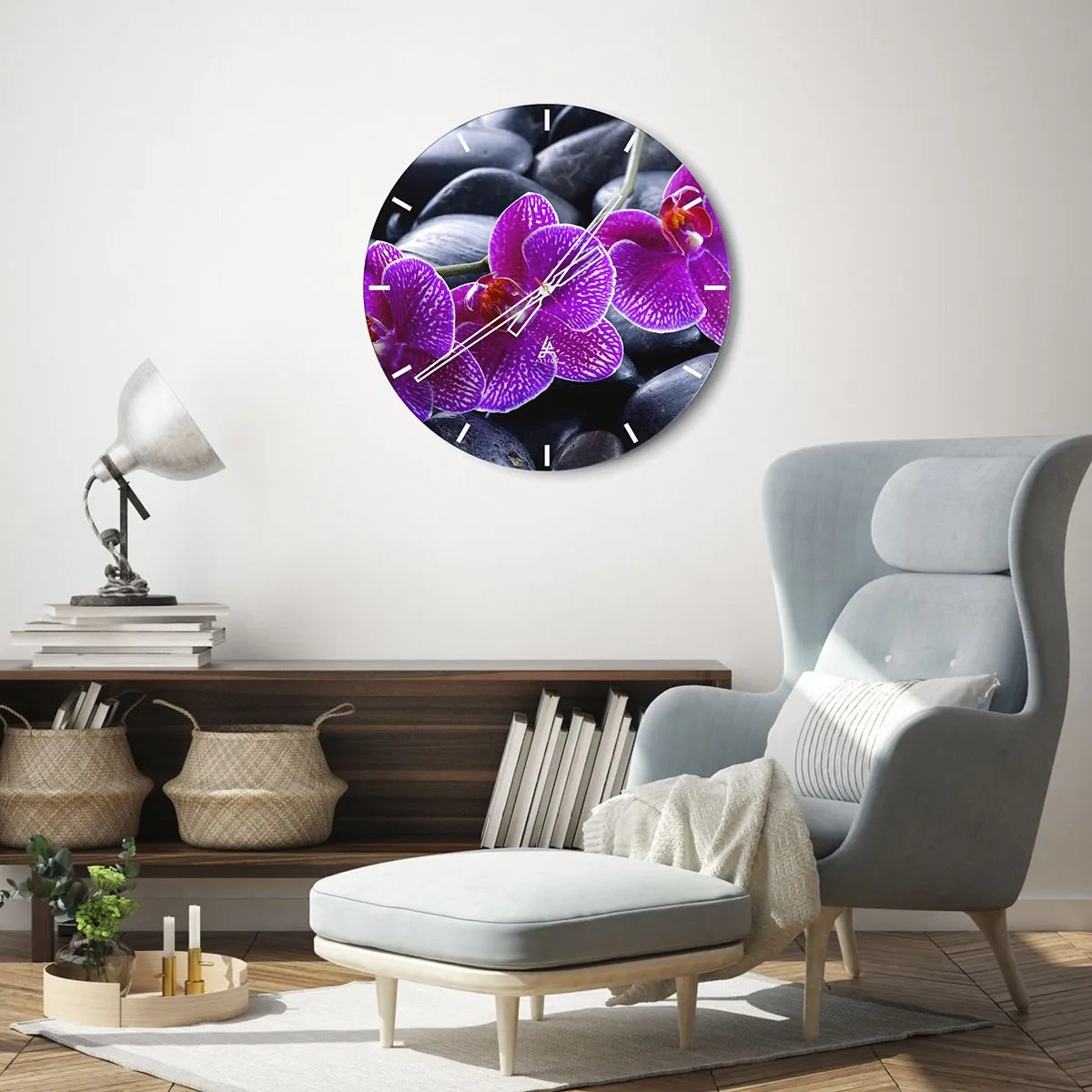 Zegar ścienny - Fioletowe orchidee na tle czarnych kamieni - 30x30cm - Kamienie pojaśniały z zachwytu - Nowoczesna dekoracja ścienna do salonu, kuchni i sypialni ARTTOR