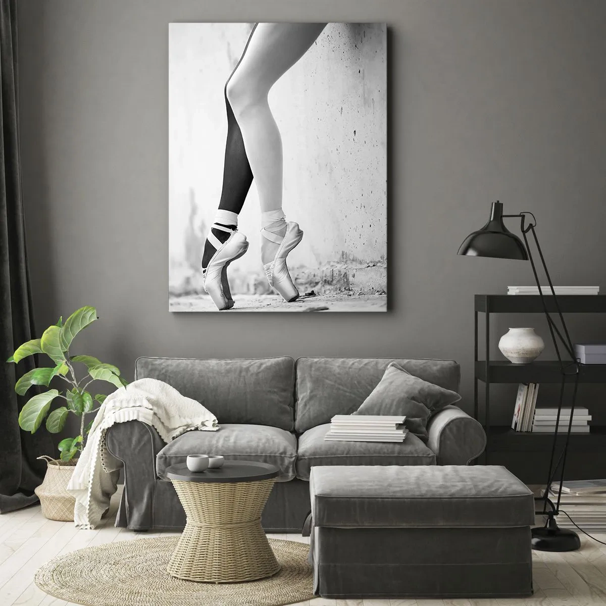 Obraz na płótnie - Czarno-biała fotografia nóg baletnicy w pointach i kontrastowych rajstopach - 70x100cm - Balerina, voila! - Nowoczesna dekoracja ścienna do salonu i sypialni ARTTOR