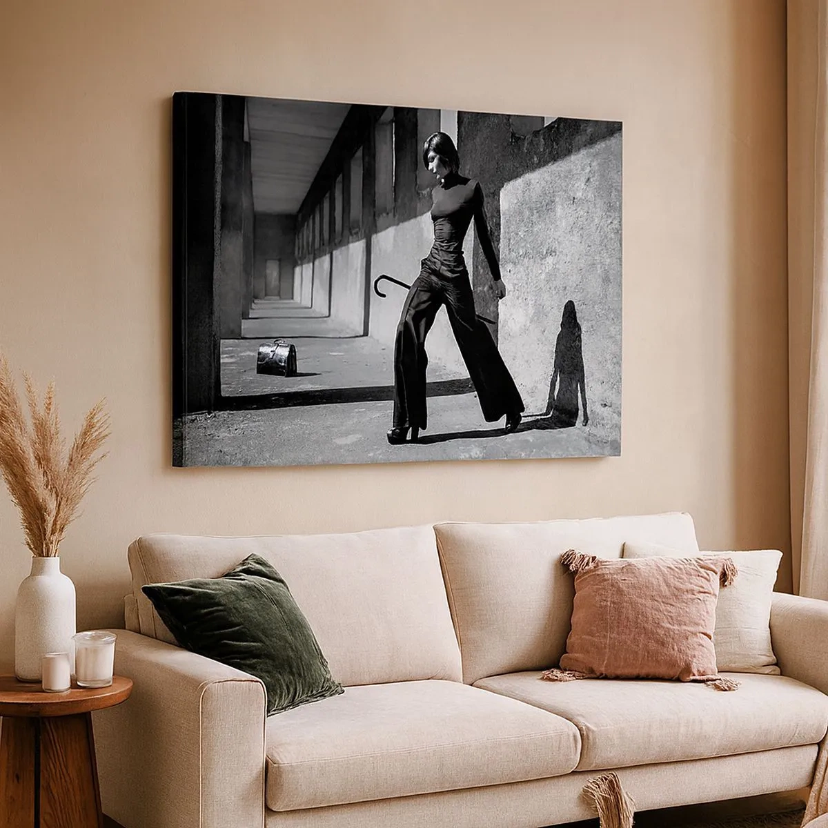 Obraz na płótnie - Stylowa kobieta w industrialnym otoczeniu - 70x50cm - Miejska elegancja - Nowoczesna dekoracja ścienna do salonu i sypialni ARTTOR