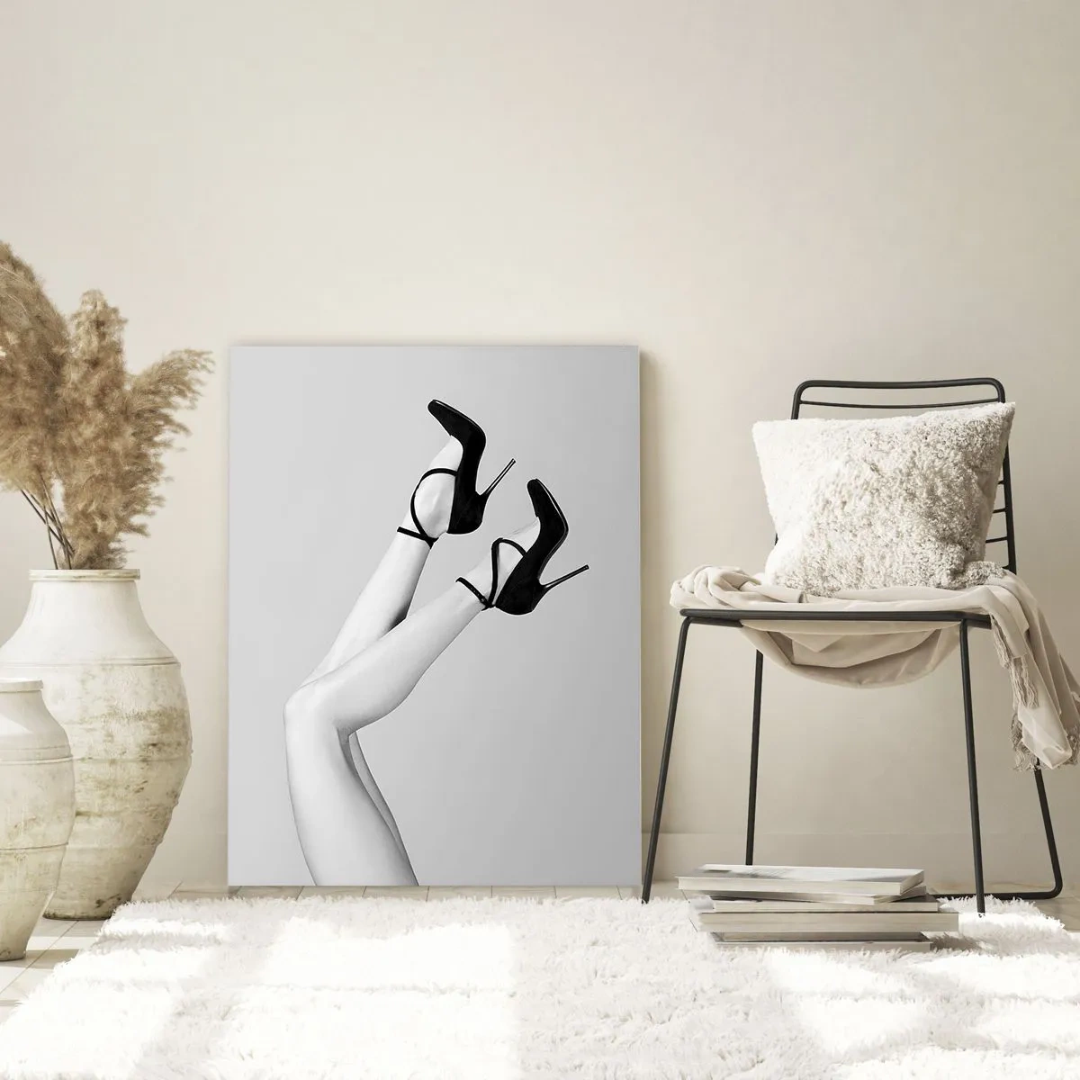 Obraz na szkle - Stylowa czarno-biała fotografia kobiecych nóg w eleganckich szpilkach na jasnym tle - 80x120cm - Do góry nogami - Nowoczesna dekoracja ścienna do salonu i sypialni ARTTOR