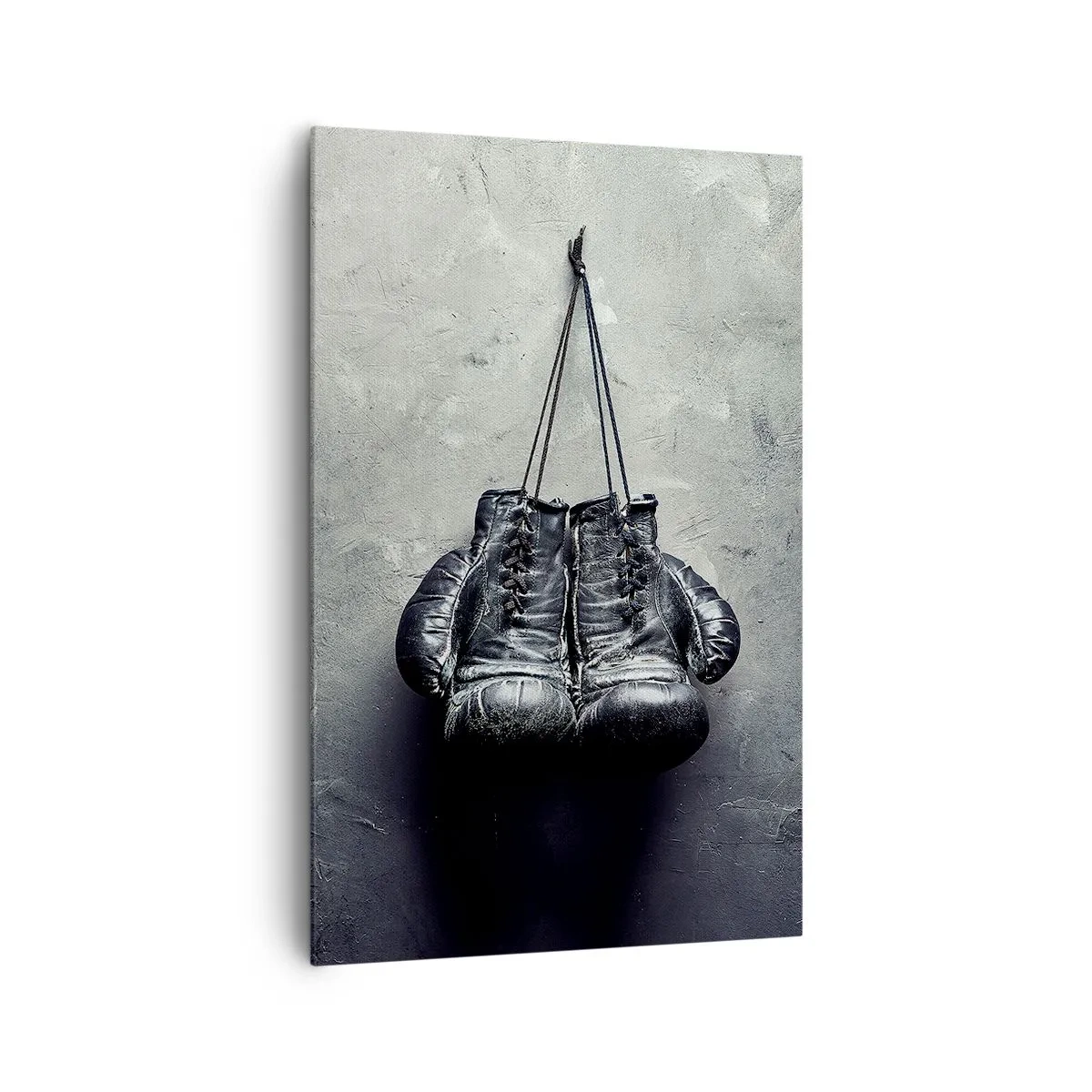 Obraz na płótnie - Stare rękawice bokserskie na tle ściany - 80x120cm - Czas walki i czas pokoju - Nowoczesna dekoracja ścienna do salonu i sypialni ARTTOR