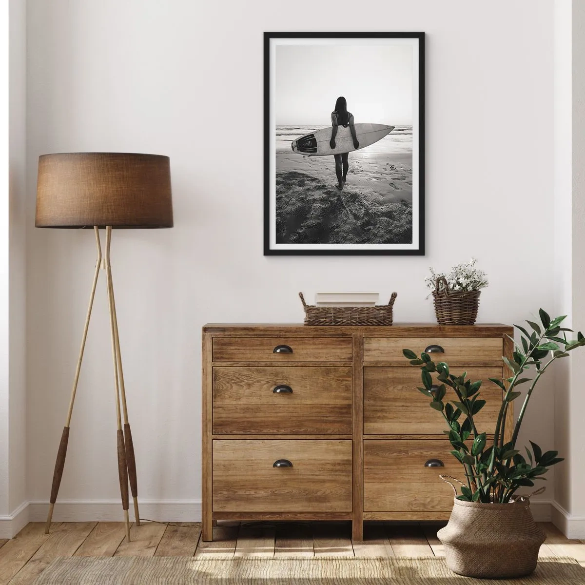 Plakat w czarnej ramie - Kobieta z deską surfingową na plaży o zachodzie słońca - 50x70cm - Córka morskiej fali - Nowoczesna dekoracja ścienna do salonu i sypialni ARTTOR