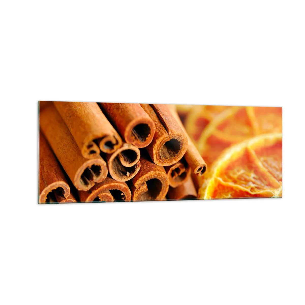 Obraz na szkle - Laski cynamonu z suszonymi plastrami pomarańczy w ciepłych barwach - 140x50cm - Czujesz ich aromat? - Nowoczesna dekoracja ścienna do salonu i sypialni ARTTOR