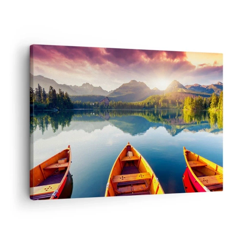 Obraz na płótnie - Trzy drewniane łodzie na tle górskiego jeziora o zachodzie słońca - 70x50cm - Nic przeciw naturze - Nowoczesna dekoracja ścienna do salonu i sypialni ARTTOR